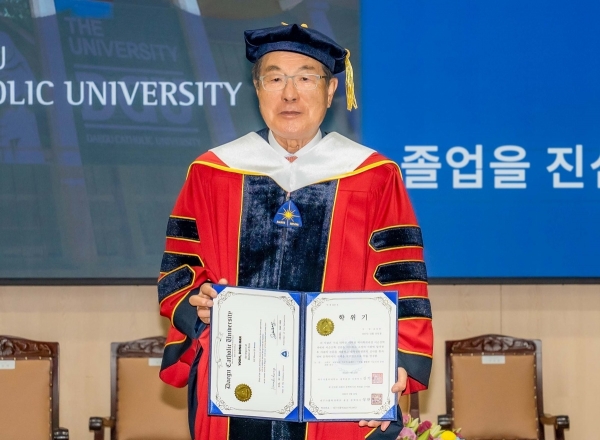 이순신 학과 박사학위를 받은 윤동한 한국콜마 회장. [사진=한국콜마]
