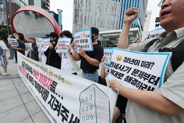 사진은 6월 23일 서울 마포구 신촌 대학가 일대에서 열린 '신촌·구로·병점 100억대 전세 사기 피해자 대책위원회 출범 기자회견'에서 전세사기 피해자들이 전세사기특별법 개정 및 정부의 문제 해결을 촉구하고 있는 모습 / 사진=연합뉴스