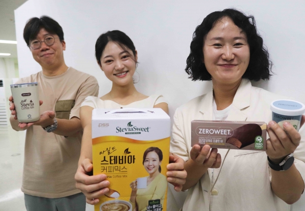 펄세스 임직원과 스테비아 신상품. [사진=쿠팡]