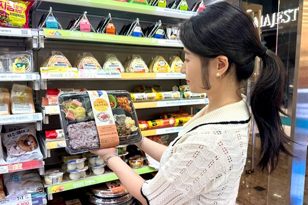 GS25에서 고객이 ‘추석 소불고기 전골 도시락’을 바라보고 있다. [사진=GS리테일]