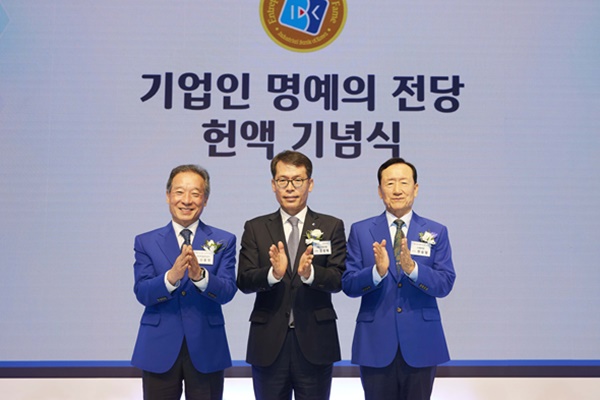 (왼쪽부터) 신홍범 리모트솔루션 회장, 김성태 IBK기업은행장, 한승일 에이알 회장이 6일 서울 을지로 기업은행 본점에서 열린 ‘2024 기업인 명예의 전당 헌액식‘에서 박수를 치고 있다. [사진=기업은행]