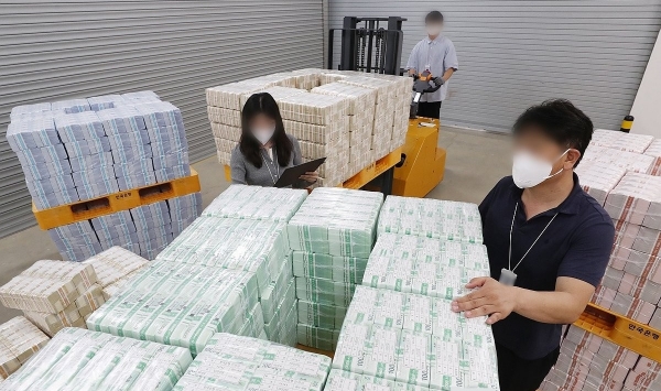 추석 연휴를 앞둔 지난 10일 경기도 수원시 영통구 한국은행 경기본부 현송작업장에서 직원들이 지역 시중은행으로 발행될 추석 자금을 점검하고 있다 / 사진 = 공동취재단