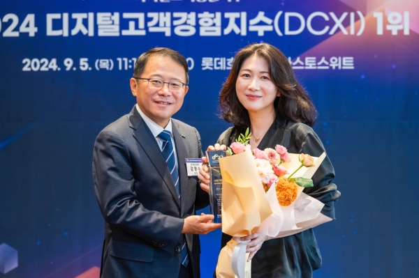 이보나 삼성전자 상무(오른쪽)와 강명수 한국표준협회 회장이 5일 서울 소공동 롯데호텔에서 진행된 '디지털 고객 경험지수(DCXI)' 인증 수여식에서 인증서를 들어보이고 있다/ 사진 = 삼성전자