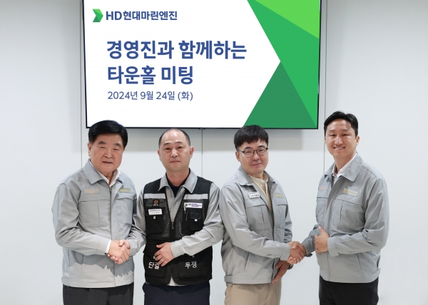 HD현대 권오갑 회장과 정기선 부회장이 HD현대마린엔진 창원공장에서 타운홀 미팅을 갖고 기념. (사진 왼쪽부터 HD현대 권오갑 회장, HD현대마린엔진 신재중 생산직 노조위원장, HD현대마린엔진 박