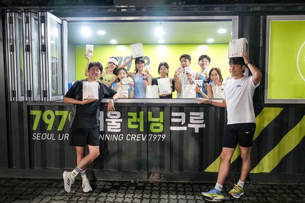 크루들이 '가뿐한끼 스페셜 키트'를 들고 환하게 웃어 보이고 있다. [사진=오뚜기]