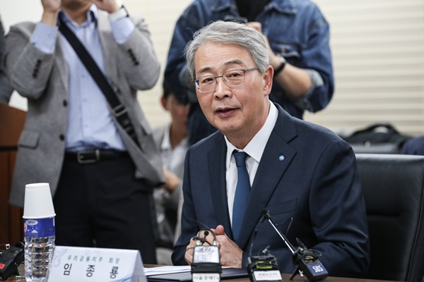 임종룡 우리금융지주 회장이 지난달 24일 서울 중구 은행회관에서 열린 중소기업 기후위기 대응 등의 지원을 위한 업무협약식에서 인사말하고 있다 / 사진=연합뉴스