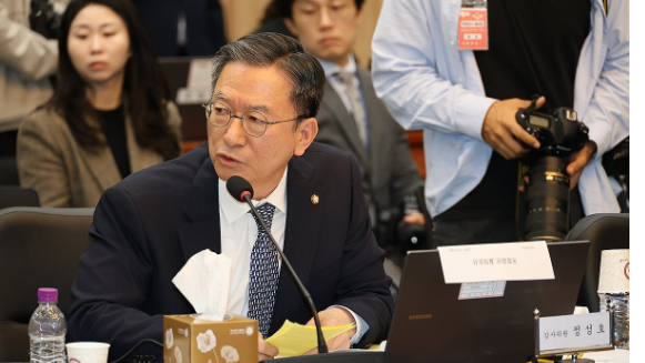 더불어민주당 정성호 의원이 지난해 충남 계룡대 육군본부에서 열린 국회 국방위원회의 육군본부에 대한 국정감사에서 질의하고 있다 / 사진=연합뉴스
