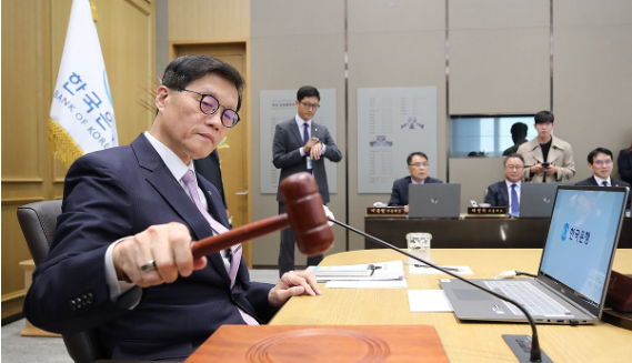 이창용 한국은행 총재가 11일 서울 중구 한국은행에서 열린 금융통화위원회에서 의사봉을 두드리고 있다 / 사진=공동취재단