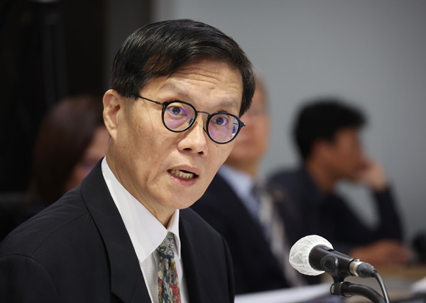 이창용 한국은행 총재가 14일 중구 한은 본점에서 열린 국회 기획재정위원회 국정감사에서 의원 질의에 답변하고 있다 / 사진= 연합뉴스.