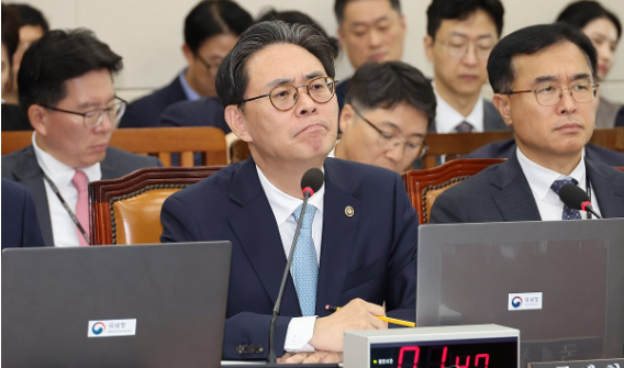강민수 국세청장이 16일 오전 서울 여의도 국회에서 열린 기획재정위원회의 국세청에 대한 국정감사에서 위원의 질의를 듣고 있다 / 사진=연합뉴스