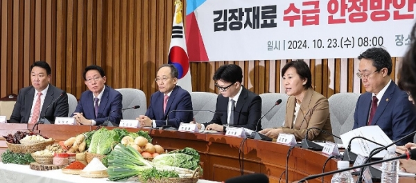 송미령 농림축산식품부 장관(오른쪽 두번째)이 23일 오전 국회에서 열린 김장재료 수급 안정 방안 민당정 협의회에서 발언하고 있다 / 사진=연합뉴스