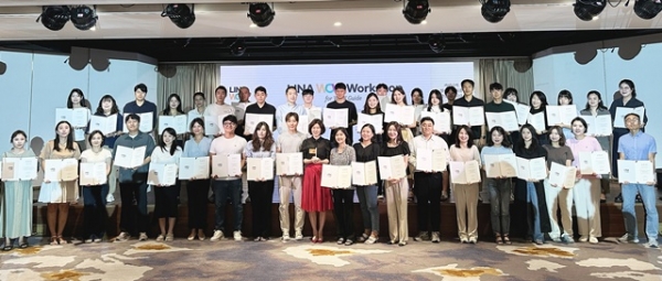 라이나생명보험이 새로운 기업 문화 조성을 위해 일하는 방식을 직원 스스로 만드는 ‘Way of Working(WOW) 프로젝트’를 시작했다. 사진은 조지은 대표(가운데 빨간 옷)가 엠버서더에게 임명장을 수여하고 기념 촬영하고 있는 모습 / 사진=라이나생명