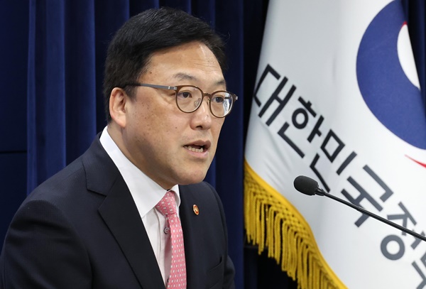 금융위원회 김병환 위원장이 30일 서울 종로구 정부서울청사에서 기자간담회를 하고 있다 / 사진=연합뉴스