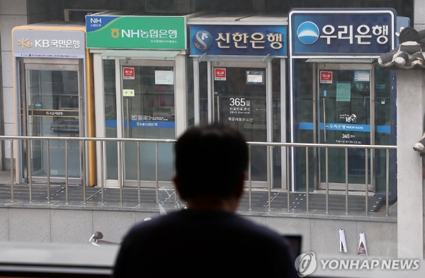 시중은행들이 예금금리는 낮추고 대출금리는 올리면서 은행권의 예대마진이 더욱 확대되고 있다 / 사진=연합뉴스