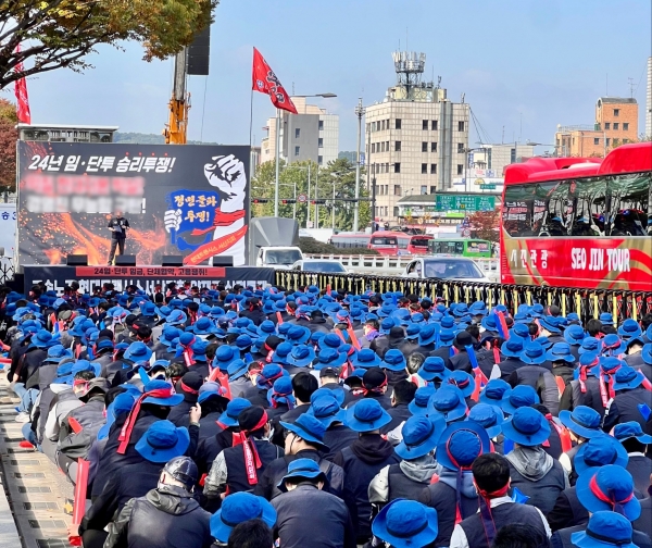 지난달 28일 현대트랜시스 노조원 등 1000여명이 서울 서초구 현대차·기아 양재 사옥 앞 3개 차선을 막고 대형 집회를 열고 있다./사진=연합뉴스
