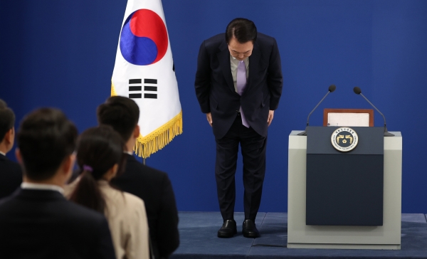 윤석열 대통령이 7일 오전 서울 용산 대통령실 청사 브리핑실에서 열린 '대국민담화 및 기자회견'에서 국민들에게 사과하며 고개 숙여 인사하고 있다./사진=연합뉴스