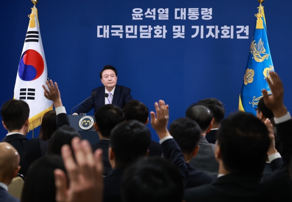 윤석열 대통령이 7일 오전 서울 용산 대통령실 청사 브리핑실에서 열린 '대국민담화 및 기자회견'에서 질문을 받고 있다./사진=연합뉴스