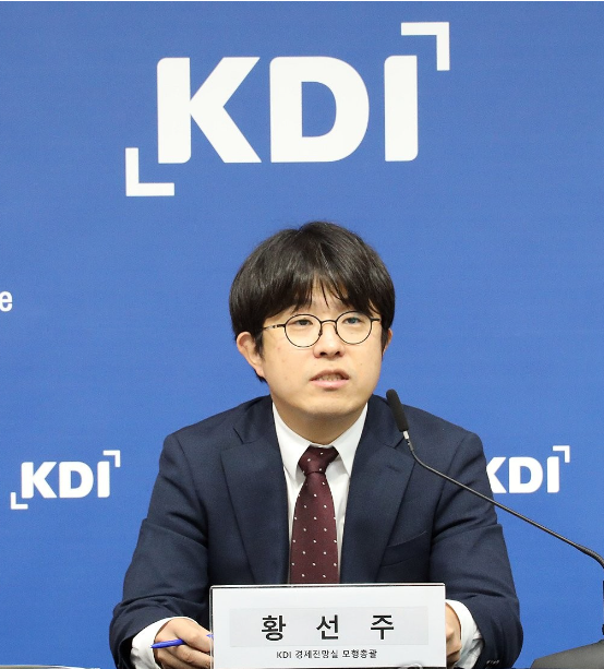한국개발연구원 황선주 경제전망실 모형총괄이 11일 정부세종청사에서 열린 ‘최근 물가 변동 요인 분석과 시사점’ 관련 기자 간담회에서 설명하고 있다 / 사진=연합뉴스