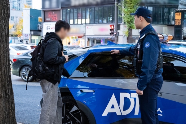 ADT캡스가 2025학년도 대학수학능력시험 당일인 14일 오전 서울 경복궁역 인근에서 ‘수험생 특별 호송 서비스’를 실시했다. /사진=ADT캡스