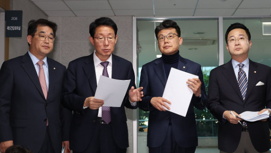 국민의힘과 더불어민주당의 정책위의장과 원내수석부대표들이 13일 오후 서울 여의도 국회 의원회관에서 14일 본회의 안건으로 부의할 민생법안과 관련해 비공개 협상을 한 뒤 합의 내용을 설명하고 있다. 사진 왼쪽부터 국민의힘 배준영 원내수석부대표·김상훈 정책위의장, 더불어민주당 진성준 정책위의장·박성준 원내수석부대표 / 사진=연합뉴스