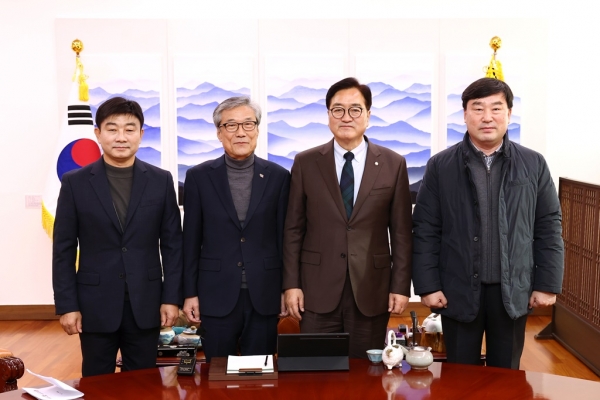 @ (사진 왼쪽 2번째부터) 원순석 5·18기념재단 이사장과 우원식 국회의장이 기념 사진을 촬영하고 있다. /사진=5·18기념재단