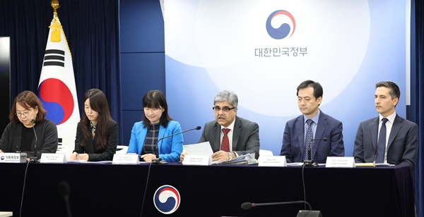 국제통화기금(IMF) 라훌 아난드 한국미션 단장이 20일 정부서울청사에서 IMF-한국 연례협의결과를 발표하고 있다 / 사진=연합뉴스