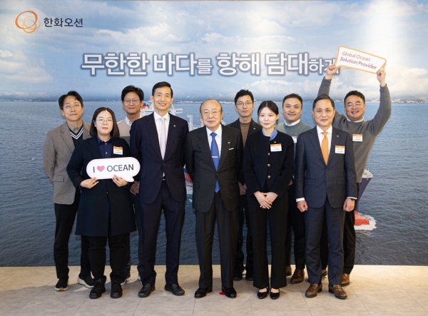 김승연 회장(사진 가운데)이 한화오션 시흥 R&D캠퍼스를 방문해 임직원들과 오찬 후 기념촬영을 하고 있다. /사진=한화그룹
