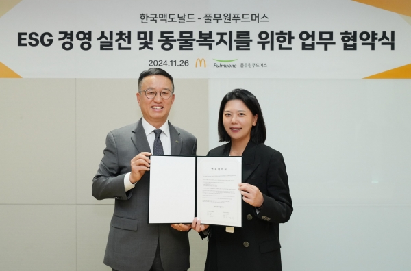 한국맥도날드 서울 종로구 본사에서 26일 열린 'ESG 경영 실천 및 동물복지를 위한' 업무 협약식에서 풀무원푸드머스 천영훈 대표(왼쪽)와 한국맥도날드 김기원 대표가 협약서를 들고 기념촬영을 하고 있다./사진=풀무원
