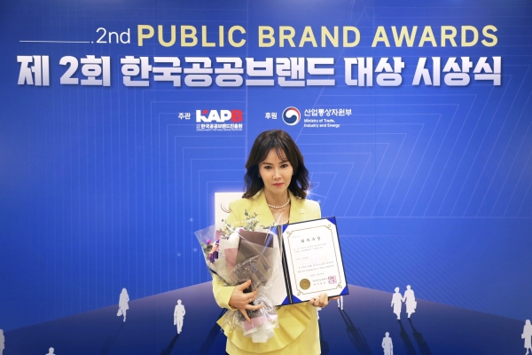 이경선 위드컬처 대표가 지난달 29일 서울 광고문화회관에서 열린 '제2회 한국공공브랜드 대상' 시상식에서 2관왕을 수상한 후 상패와 꽃다발을 들어보이고 있다/사진 = 위드컬처