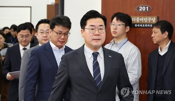 더불어민주당 박찬대 원내대표가 3일 오전 국회에서 열린 원내대책회의에 입장하고 있다. /사진=연합뉴스