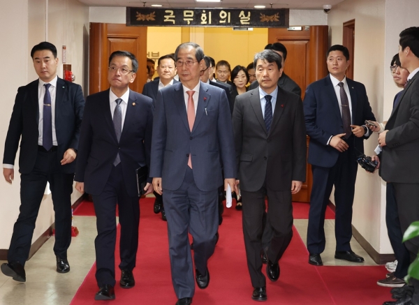 [속보] 국무위원 전원 사의 표명… 총리·여당·대통령실 2시 긴급 회동총리 주재 간담회서 내각 총사퇴 논의… 한덕수 “모든 과정에 대해 책임 통감“@ 한덕수 국무총리와 관계 장·차관들이 4일 서울 종로구 정부서울청사 국무회의실에서 현안 논의를 마치고 회의장을 나서고 있다. /사진=연합뉴스국무위원 전원이 4일 비상계엄 선포 사태와 관련해 사의를 표명한 것으로 알려졌다. 여권 관계자 등에 따르면, 이날 오전 국무위원 전원은 한덕수 국무총리 주재로 열린 간담회에서 사의를 표명했다고 밝혔다.이와 관련해 한 총리와 국민의힘 지도부, 윤석열 대통령실 참모들은 이날 오후 2시 서울 종로구 국무총리 공관에서 이번 사태와 관련해 회동하기로 한 것으로 전해졌다.한편 한덕수 총리는 간밤 비상계엄 사태와 관련해 모든 과정에 책임을 통감한다며 고개를 숙였다.한 총리는 이날 ‘국민께 드리는 말씀’이라는 제목의 입장문에서 “국민 여러분의 불안이 크실 줄 안다”며 “내각을 통할하는 총리로서 작금의 상황에 이르게 된 모든 과정에 대해 책임을 통감하고 있다”고 밝혔다.그는 이어 “이 시간 이후에도 내각은 국가의 안위와 국민의 일상이 한치 흔들림 없이 유지되도록 모든 부처의 공직자들과 함께 소임을 다해달라”면서 “마지막 순간까지 국무위원들과 중지를 모아 국민을 섬기겠다”고 말했다.앞서 이날 오전 정진석 비서실장과 성태윤 정책실장, 신원식 국가안보실장 등 3실장과 수석비서관 전원 등 대통령실 참모들이 윤석열 대통령에게 일괄 사의를 표명한 바 있다.