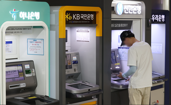 국제신용평가사와 외신 등은 비상계엄 사태로 촉발된 금융시장 변동성에도 국내 은행들은 리스크관리 능력과 재무여력을 바탕으로 불확실성을 극복할 것이라고 전망했다. / 사진=연합뉴스