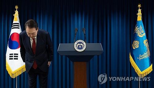 윤석열 대통령이 7일 서울 용산 대통령실 청사에서 대국민 담화를 마치며 인사하고 있다. /사진=연합뉴스