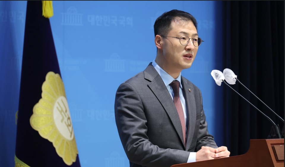 국민의힘 김상욱 의원이 10일 서울 여의도 국회 소통관에서 대통령의 사죄와 즉시 하야 등을 촉구하는 기자회견을 하고 있다. /사진=연합뉴스
