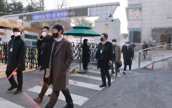 '12·3 비상계엄 사태' 수사를 위해 대통령실 압수수색에 나선 경찰 국가수사본부(국수본) 관계자들이 11일 서울 용산 대통령실 민원실에서 나오고 있다. /사진=연합뉴스
