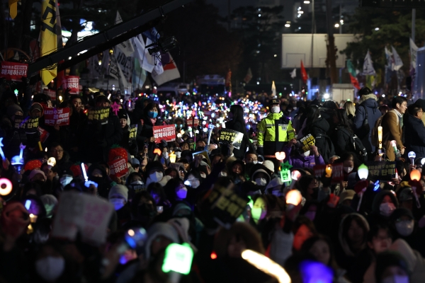 비상계엄 후폭풍이 계속되고 있는 11일 오후 서울 여의도 국회 앞에서 열린 윤석열 대통령 탄핵 촉구 촛불 집회에 참석한 시민들이 구호를 외치고 있다. /사진=연합뉴스