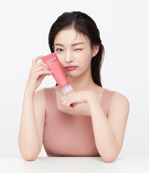@ 한 모델이 동화약품 후시다인 더마포어 4D콜라겐 제품을 들고 있다. /사진=동화약품