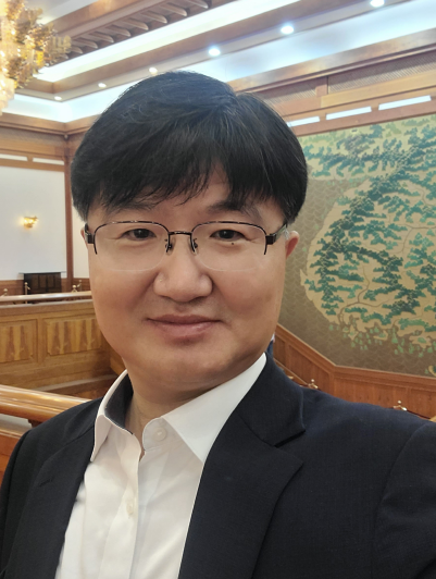 국세청 조영탁 서기관이 15년 넘게 봉제인들에게 무료 세무상담 봉사활동을 이어가 잔잔한 감동을 주고 있다.