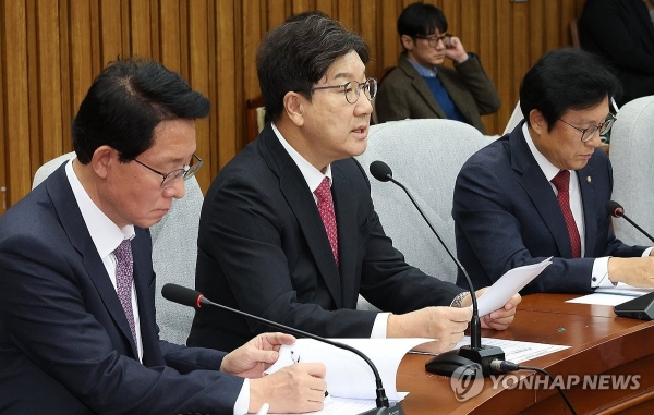 국민의힘 권성동 당 대표 권한대행 겸 원내대표(가운데)가 17일 오전 국회에서 열린 원내대책회의에서 발언하고 있다. /사진=연합뉴스