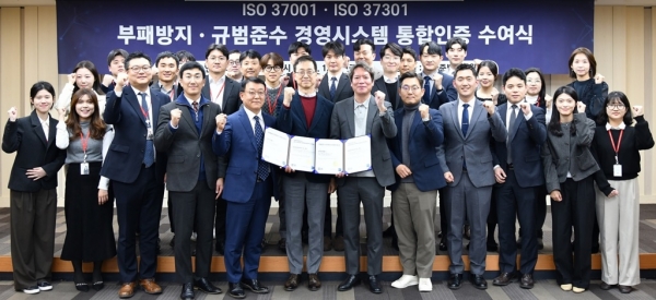 @ 한미약품 박재현 대표(가운데)와 임직원들이 ISO 통합인증 수여식 진행 후 기념 촬영을 하고 있다. /사진=연합뉴스