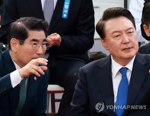 김용현 전 국방장관과 윤석열 대통령. /사진=연합뉴스
