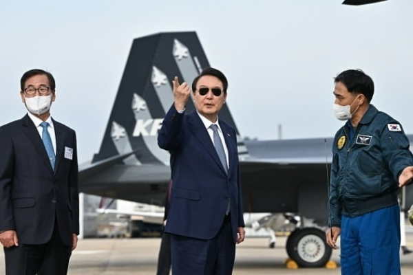 윤석열 대통령이 지난 2022년 11월 24일 경남 사천 한국항공우주산업(KAI)에서 조 바이든 미국 대통령이 선물한 선글라스를 끼고 한국형 초음속 전투기 'KF-21' 등을 둘러보고 있다. /사진=대통령실제공