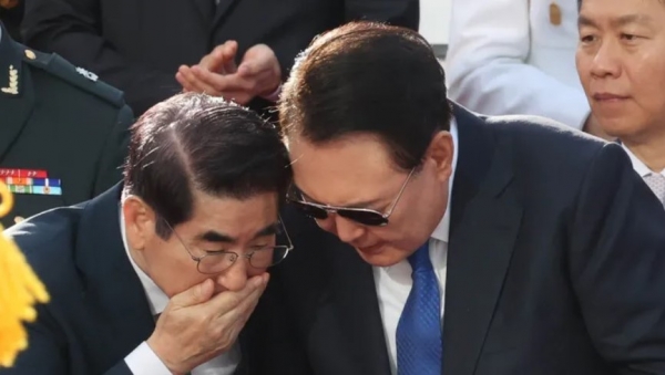 지난 2024년 10월 서울 광화문에서 열린 제76주년 국군의 날 시가행진 행사에서 김용현 당시 국방부 장관(왼쪽)이 윤석열 대통령과 대화하고 있다. /사진=대통령실사진기자단