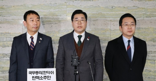 더불어민주당 김용민 원내정책수석부대표(왼쪽부터)와 박찬대 원내대표, 박성준 원내수석부대표가 24일 오후 국회 의안과 앞에서 '국무총리 한덕수 탄핵소추안' 제출 보류 이유를 밝히고 있다. /사진=연합뉴스