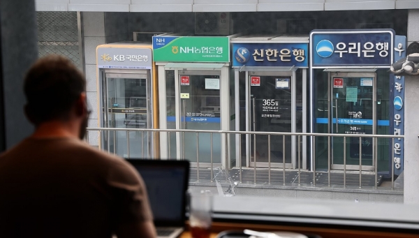 주요 시중은행들의 예대금리차가 2년여 만에 가장 큰 폭으로 벌어졌다. 지난달 KB국민·하나·신한·우리·NH농협 등 5대 은행의 가계대출 예대금리차는 1.00∼1.27%포인트를 기록했다 / 사진=연합뉴스