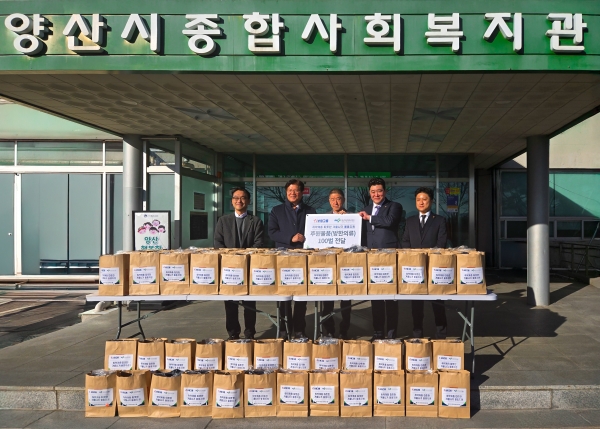 @ 최요엘 보람그룹 상무(우측 두 번째)와 이상돈 양산부산대병원 병원장(좌측 두 번째) 등 관계자들이 물품 지원 행사에서 기념촬영을 하고 있다. /사진=보람그룹