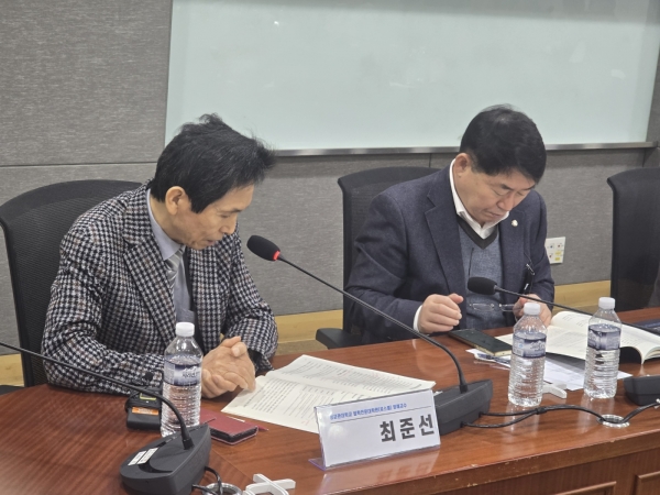 8일 국회 의원회관에서 열린 사모펀드의 적대적 M&A 무엇이 문제인가’ 토론회에서 발언하고 있는 최준선 성균관대 명예교수(왼쪽)와 주최자 가운데 한명인 박희승 더불어민주당 의원/ 사진 = 홍윤기 기자