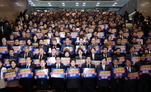 내란 특검법·김건희 여사 특검법이 재표결 끝에 부결된 8일 오후 국회 본청에서 더불어민주당 의원들이 국민의힘을 규탄하고 있다. /사진=연합뉴스