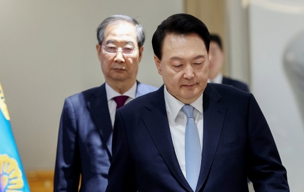 윤석열 대통령과 한덕수 국무총리가 16일 서울 용산 대통령실 청사에서 열린 국무회의에 입장하고 있다./(2024.4.16.) 사진=연합뉴스