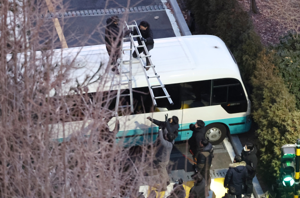 고위공직자범죄수사처(공수처)와 경찰이 윤석열 대통령에 대한 2차 체포영장 집행에 나선 15일 서울 용산구 한남동 대통령 관저 입구에서 경찰이 차벽을 넘기 위해 사다리를 설치하고 있다. /사진=연합뉴스